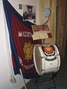 862363 Afbeelding van een vlag, een grote trom en een tamboerijn van het muziekkorps van het Leger des Heils, opgesteld ...